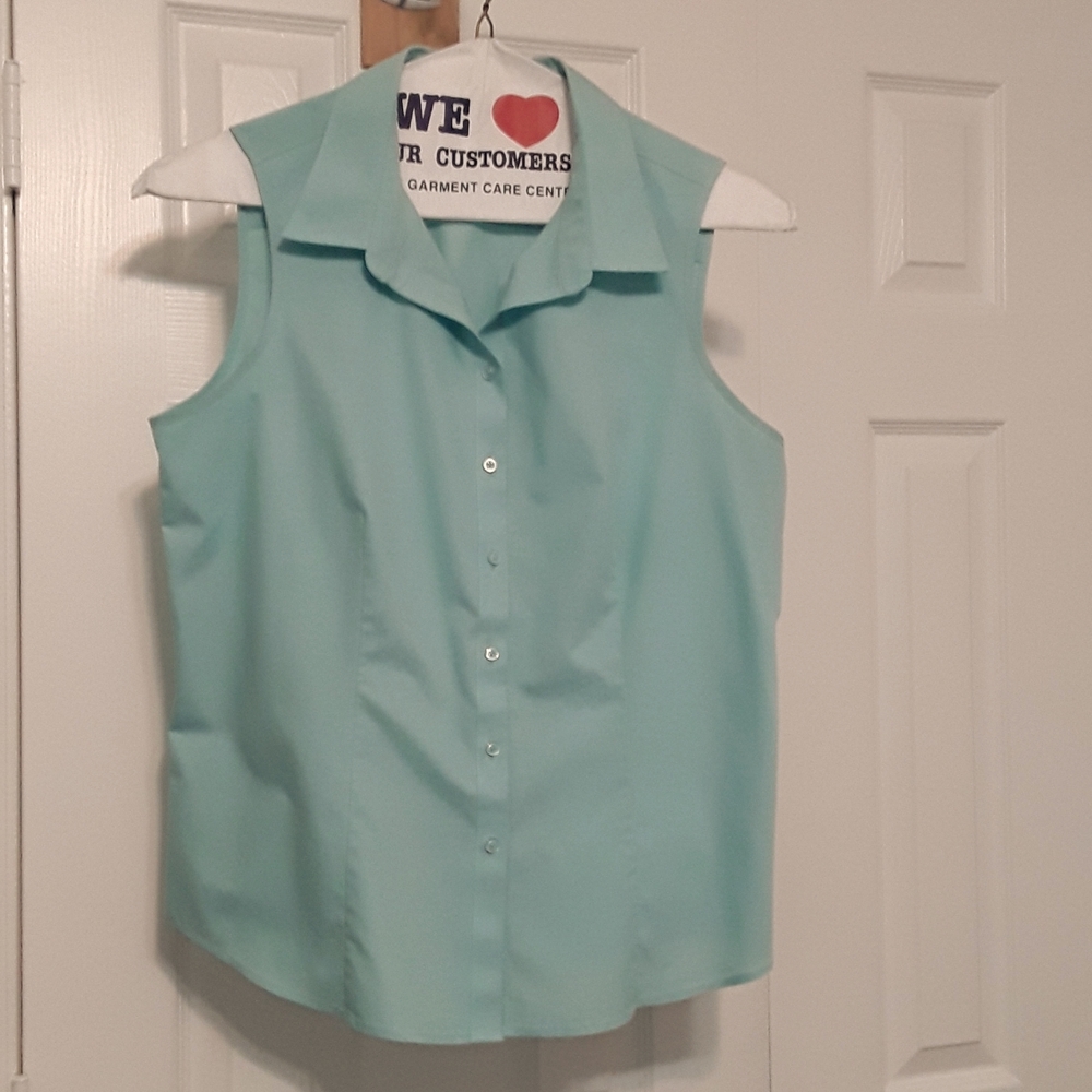 Sleeveless collared shirt